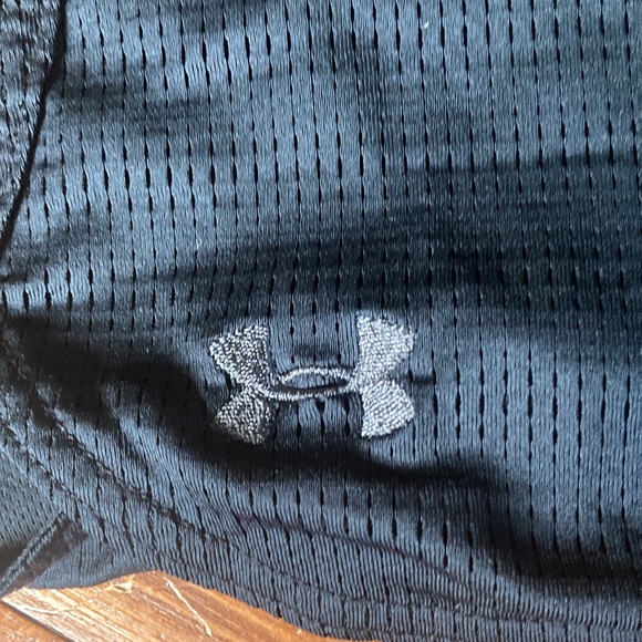 Under armor semi fitted sheet guard shorts with secret pocket. Good condition. - Picture 4 of 5